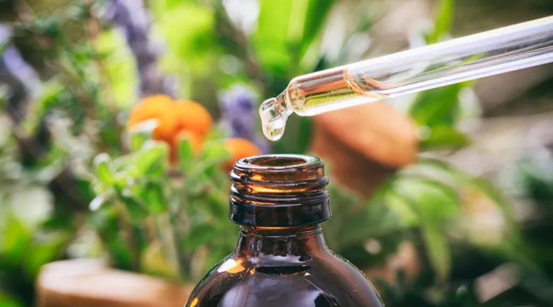 Scenarios of using essential oil dropper bottles